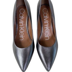 Calvin Klein 5.5 classic pumps in pewter KCGalye Leather Like New!